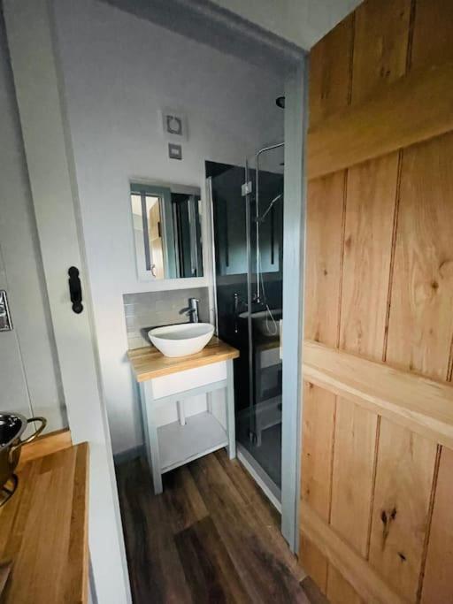 The Hut@Trefechan Wen - Coastal Coziness! Goodwick Экстерьер фото