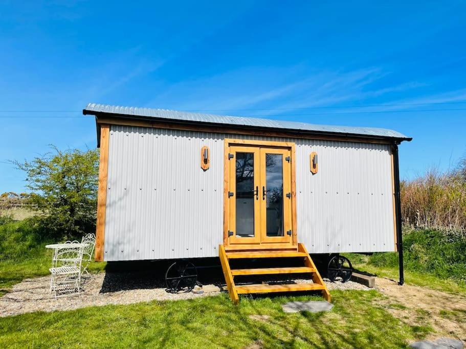 The Hut@Trefechan Wen - Coastal Coziness! Goodwick Экстерьер фото