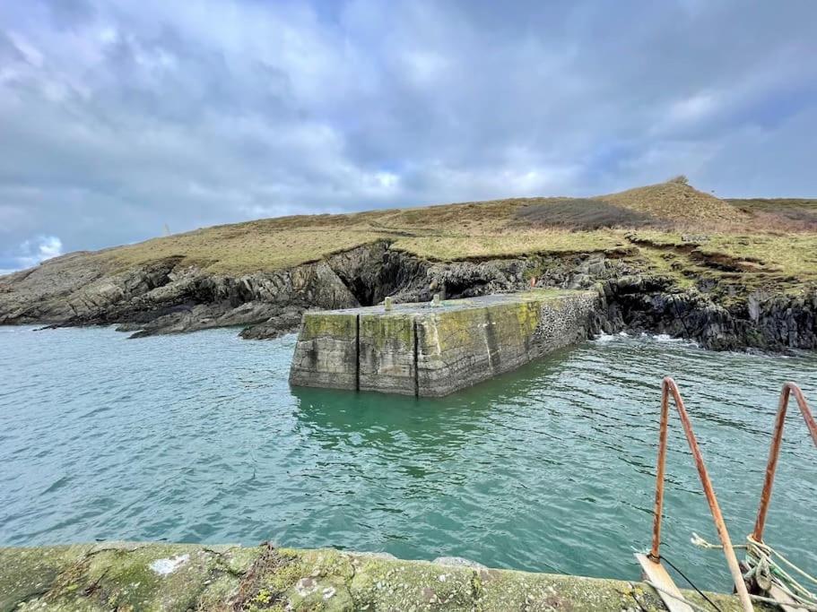 The Hut@Trefechan Wen - Coastal Coziness! Goodwick Экстерьер фото