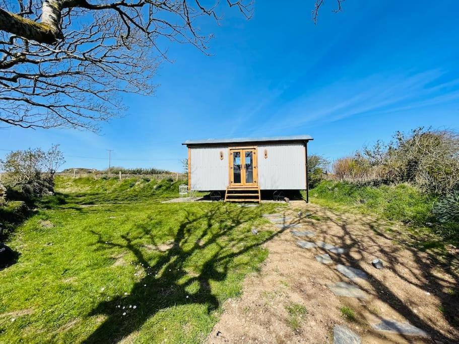 The Hut@Trefechan Wen - Coastal Coziness! Goodwick Экстерьер фото