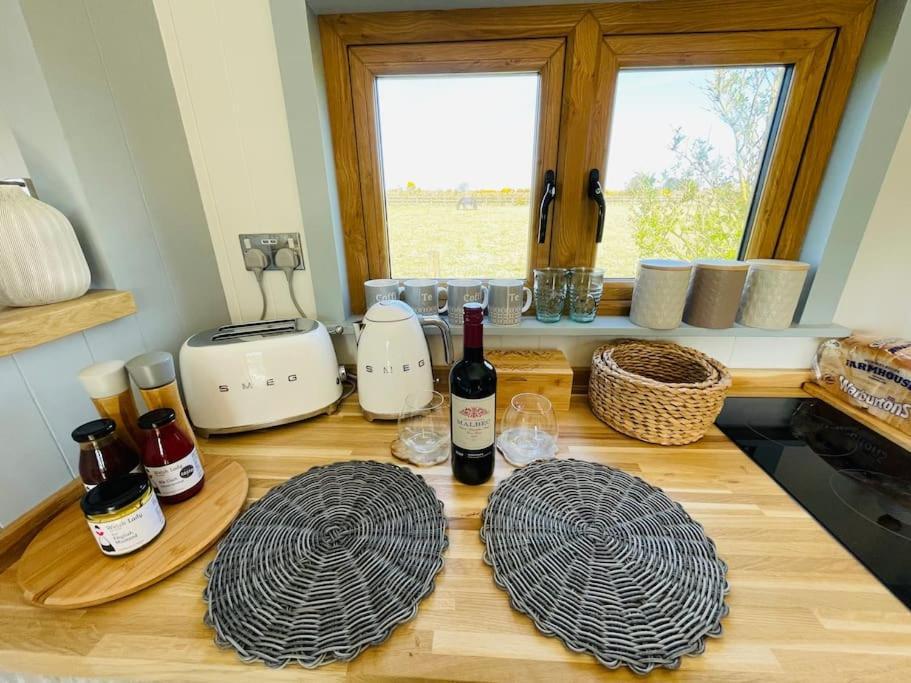 The Hut@Trefechan Wen - Coastal Coziness! Goodwick Экстерьер фото