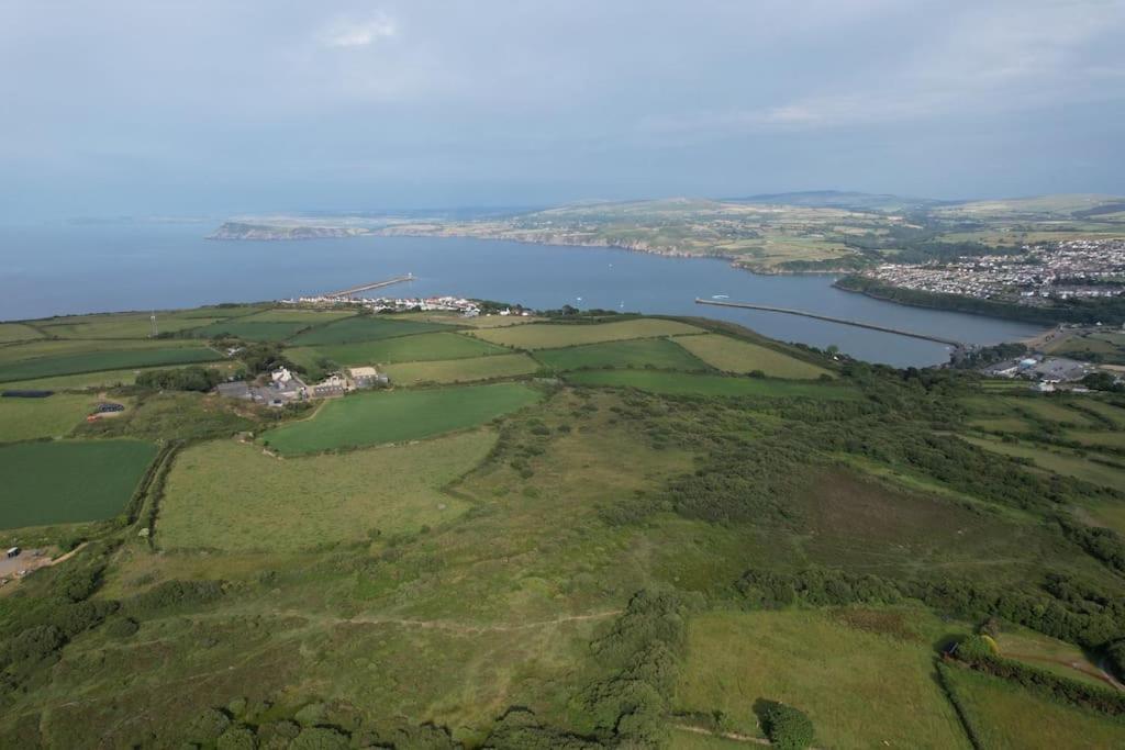 The Hut@Trefechan Wen - Coastal Coziness! Goodwick Экстерьер фото