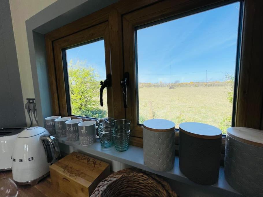 The Hut@Trefechan Wen - Coastal Coziness! Goodwick Экстерьер фото