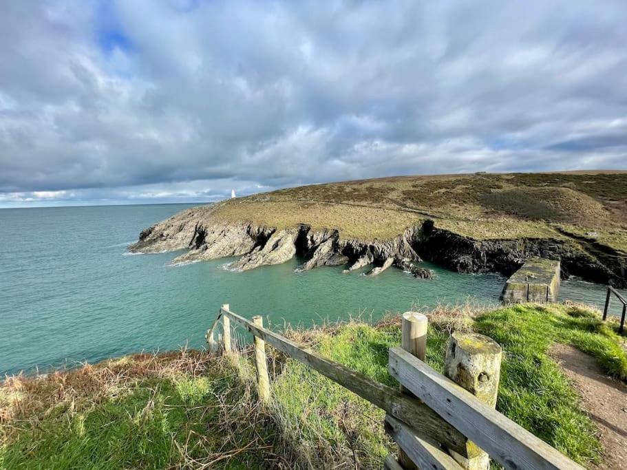 The Hut@Trefechan Wen - Coastal Coziness! Goodwick Экстерьер фото