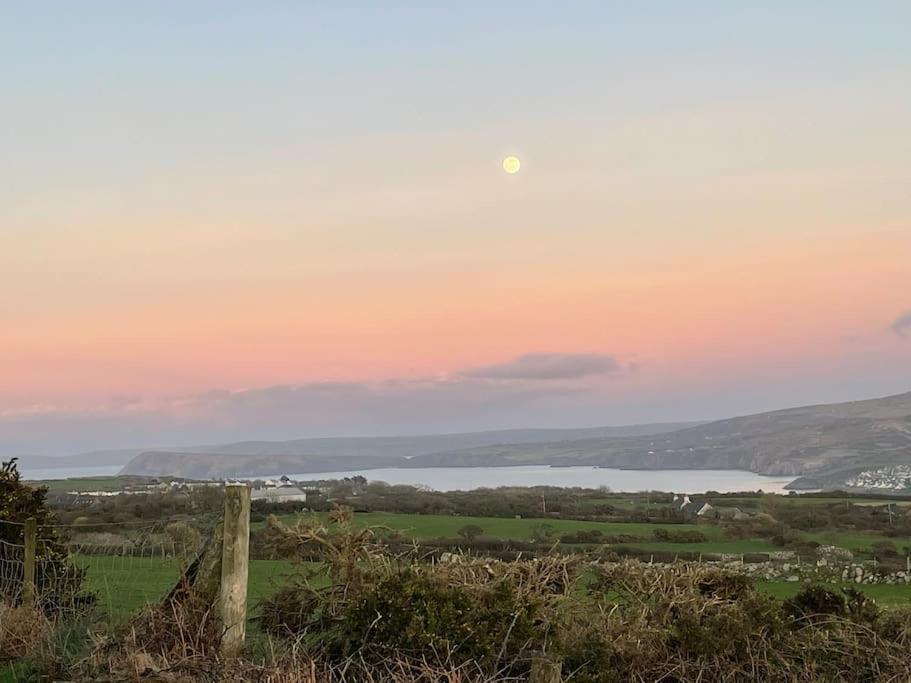 The Hut@Trefechan Wen - Coastal Coziness! Goodwick Экстерьер фото