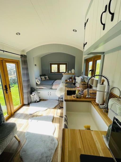The Hut@Trefechan Wen - Coastal Coziness! Goodwick Экстерьер фото