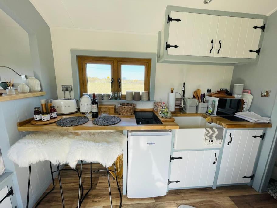 The Hut@Trefechan Wen - Coastal Coziness! Goodwick Экстерьер фото